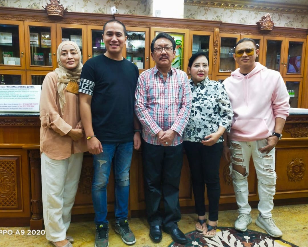 Bersama 2 Vokalis Cantik, Ressa Herlambang dan Kiki kanoe ke Klinik Bedah Plastik Queen Lakukan Perawatan dan Operasi