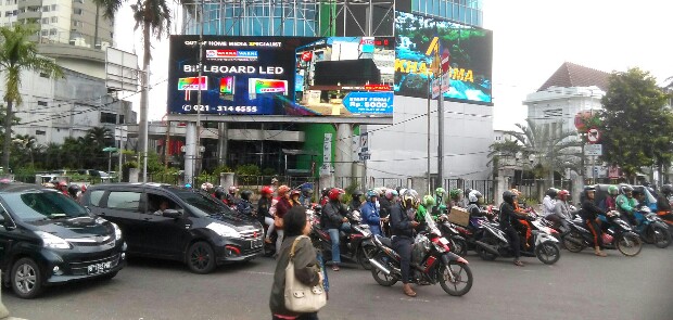 Satpol PP Tak Berani Bongkar 2 Reklame Videotron di Harmoni?