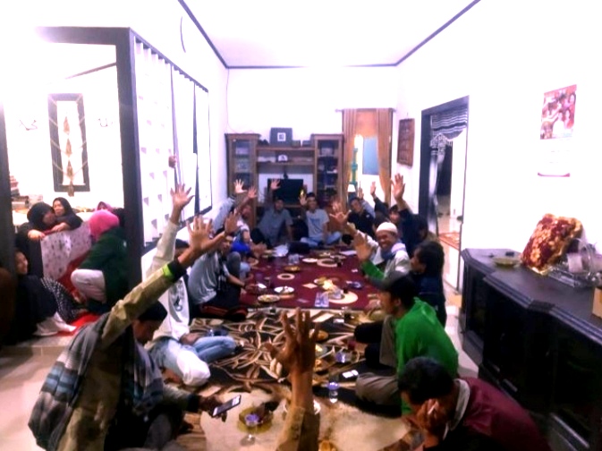Bentuk Rasa Syukur Atas Pergantian Tahun Kusnadi Mengadakan Do'a Bersama Di Kediamannya