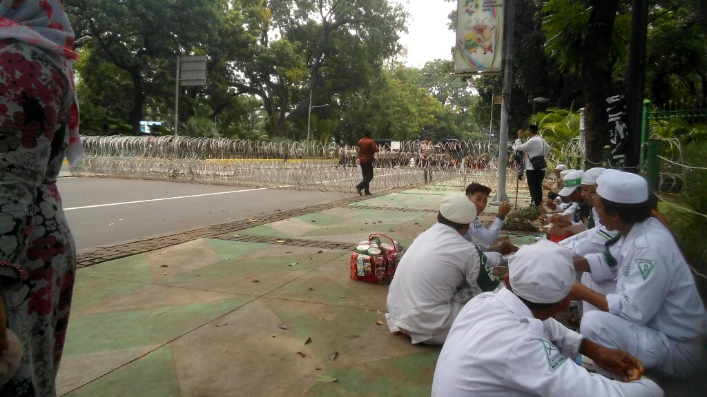 Cegah Massa Aksi Bela Tauhid Dekati Kantor Jokowi, Polisi Blokade Jalan ke Istana