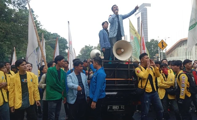 Gelar Aksi Indonesia Cemas, BEM SI Bentrok dengan Polisi di Jalan Medan Merdeka Selatan