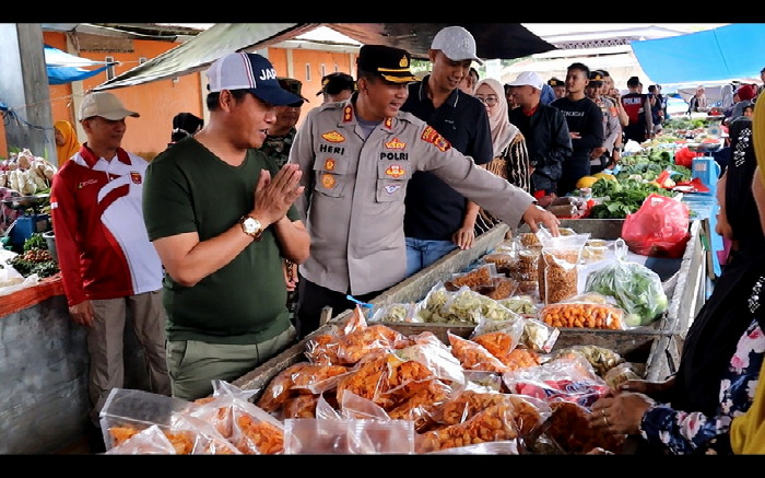 Kapolres Lampung Barat Mendampingi Pj Bupati Melakukan Sidak Ke Pasar Dan Gudang Sembako
