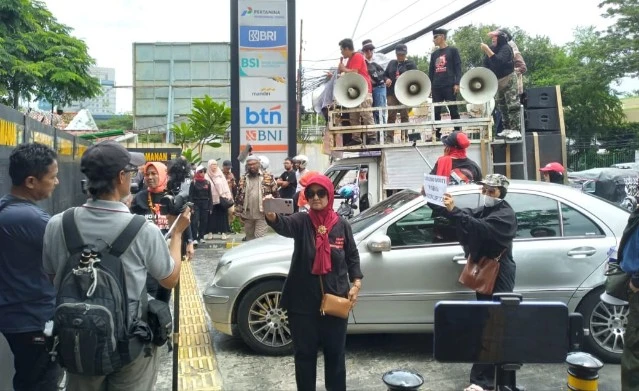 Demo Korupsi Oplos Pertalite Jadi Pertamax di 4 Lokasi, 4 Elemen Teriakkan Periksa Jokowi