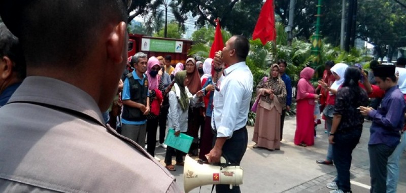 Warga Miskin Minta Anies Copot Kepala Dinas Perumahan dan Gedung