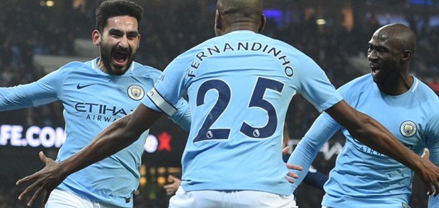 2 Gol Sterling Bikin City Hancurkan Tottenham Spurs