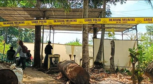 Polisi Ekshumasi Makam Sutrimo