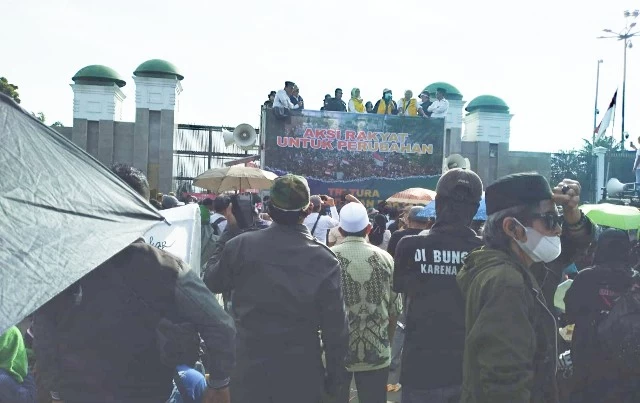 Ribuan Massa Pendukung 01 dan 03 Geruduk DPR, Suarakan Tritura