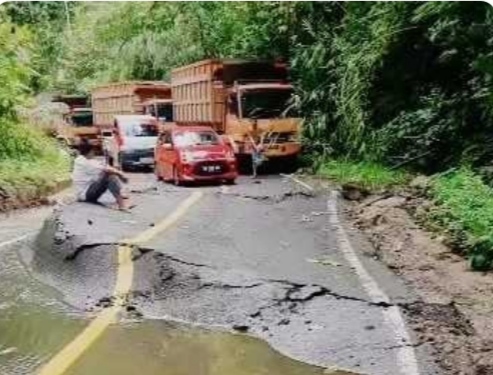 Akibat Hujan Deras Jalan Liwa - Krui Rusak Berat
