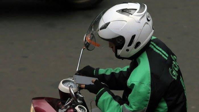 Pakai GPS Saat Berkendara Bakal Ditilang, Ini Sanksinya