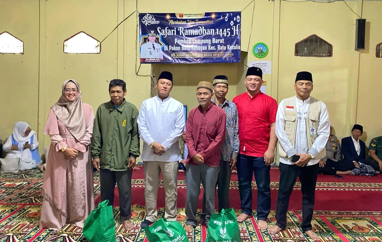 Safari Perdana Di Bulan Ramadhan1445 H, Pj Bupati Nukman Serahkan 50 Paket Sembako