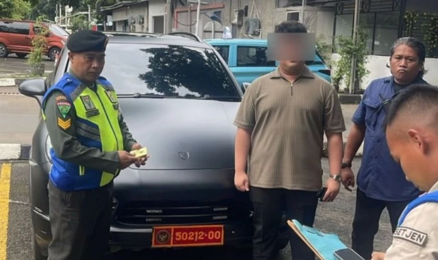 Pemilik Mobil Porsche Cayenne Berplat Nomor Dinas Kemhan Palsu, Ditangkap