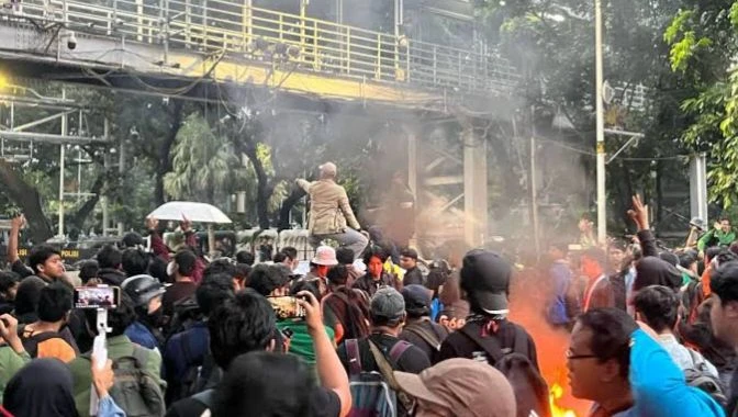 Ribuan Mahasiswa BEM SI Hari Ini Gelar Aksi Puncak Indonesia Gelap di Patung Kuda