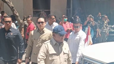 Prabowo Kunjungi Warga Korban Banjir di Bali