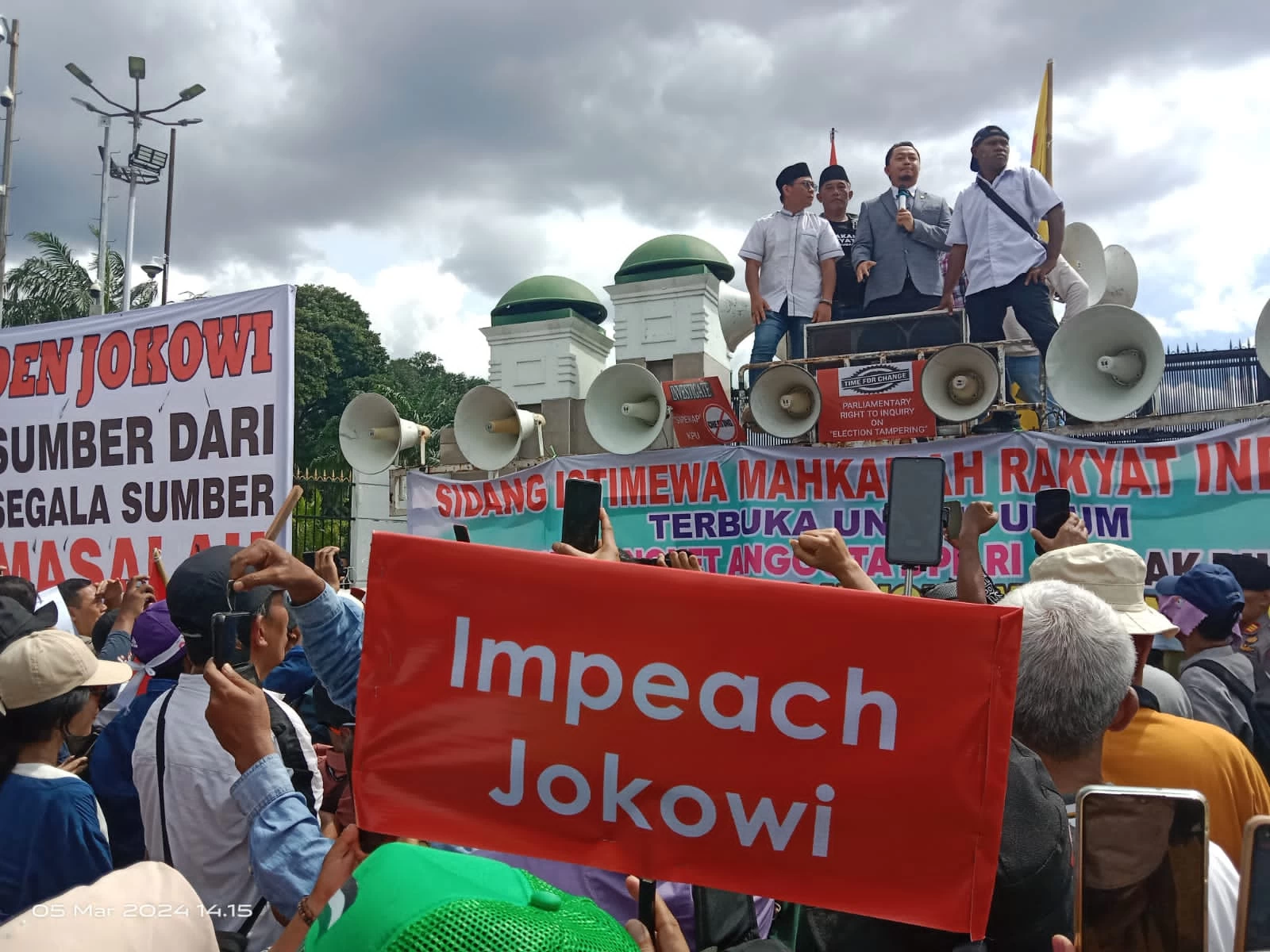 Tolak Pemilu Nakal, Massa Aksi Bakar Ban di Depan Gedung DPR RI