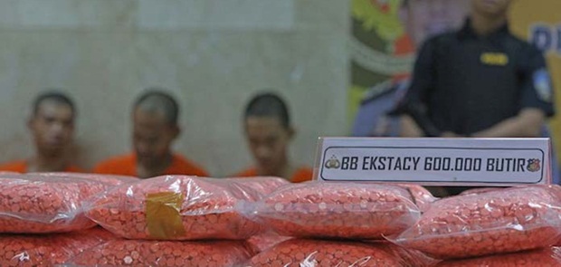 Polda Metro Gagalkan Pengiriman 20.000 Ekstasi untuk Perayaan Tahun Baru