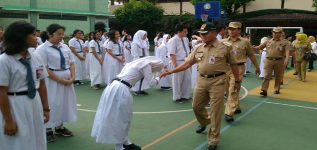 Walikota Jakarta Timur Tinjau Pelaksanaan UNBK di SMAN 21