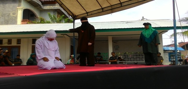 Empat Pasangan Mesum Di Hukum Cambuk