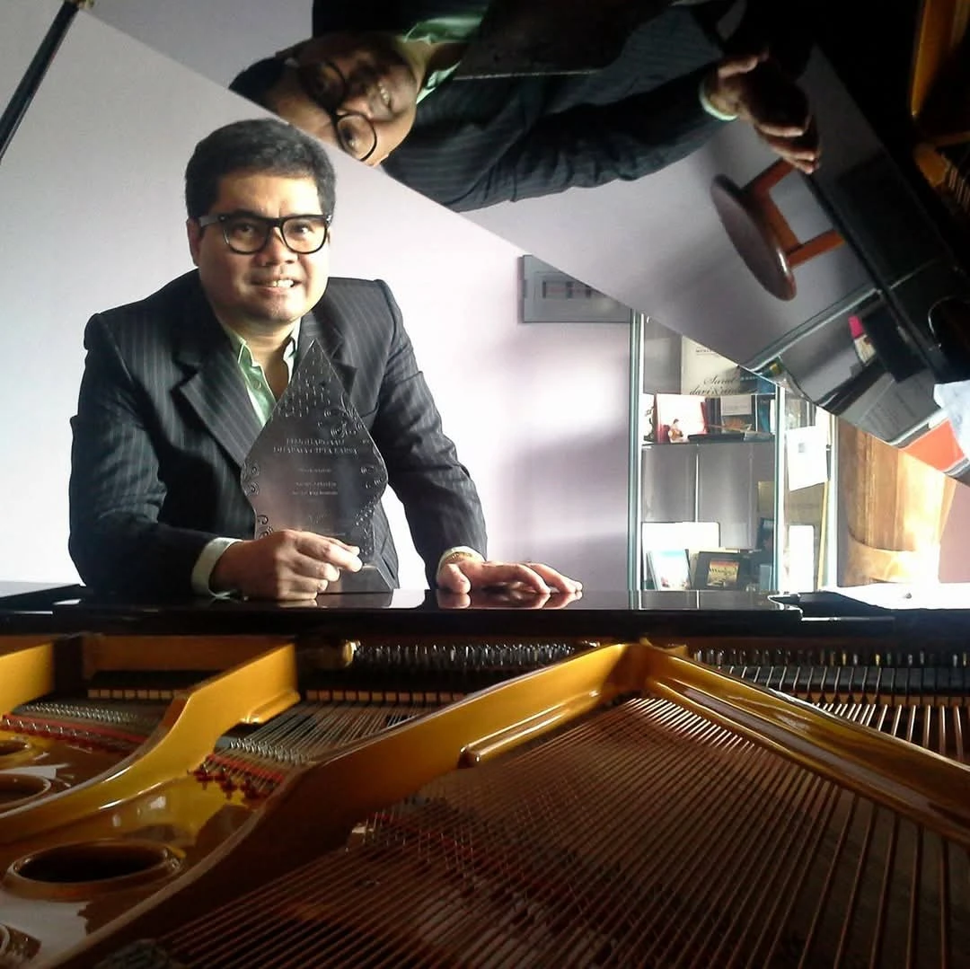Teks foto : Komponis & Pianis musik klasik Ananda Sukarlan yang belakangan ini sering mengangkat karya puisi penyair Indonesia untuk digubah menjadi tembang puitik.(Foto : Ist/Kir/Lasman)